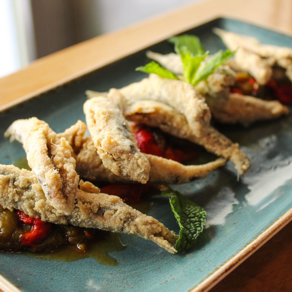 Boquerones fritos con ensalada de pimiento rojo y verde asados