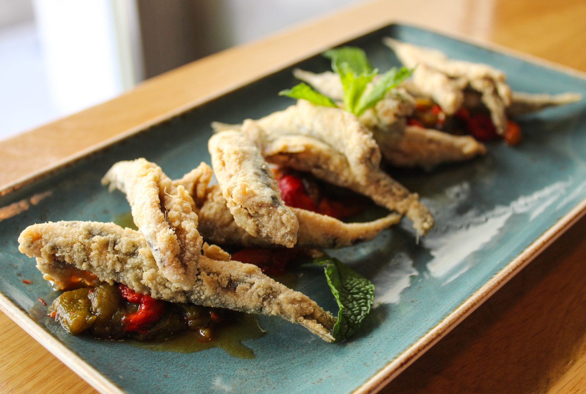 Boquerones fritos con ensalada de pimiento rojo y verde asados Boquerones fritos con ensalada de pimiento rojo y verde asados