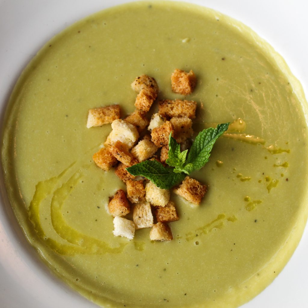 Crema de guisantes y menta con picatostes