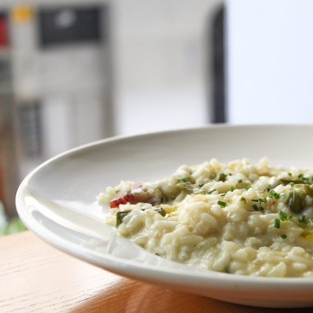 Arroz meloso con jamón ibérico, espinacas, espárragos y parmesano.