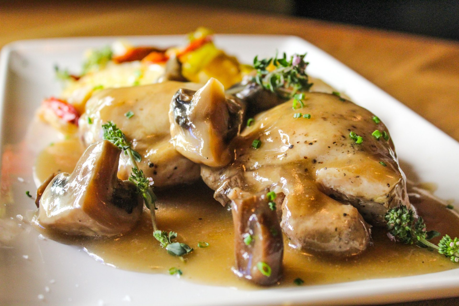 Pollo cocinado a baja temperatura en su jugo con patatas panadera. Pollo cocinado a baja temperatura en su jugo con patatas panadera.