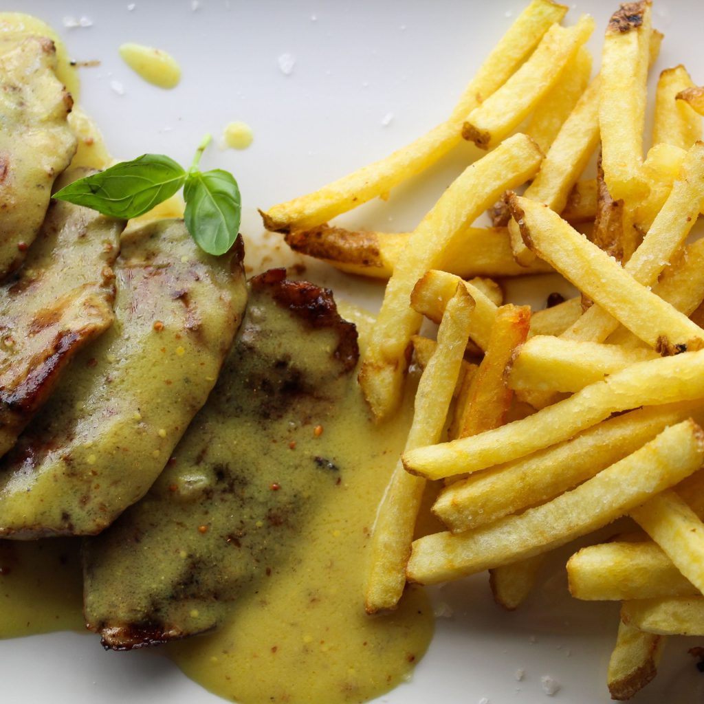 Solomillo de cerdo con patatas fritas y salsa de mostaza