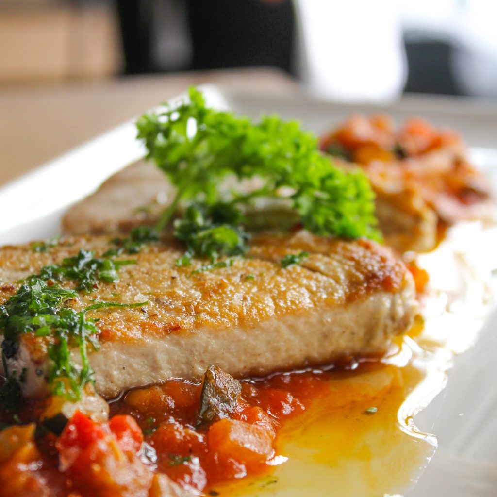 Bonito del norte a la plancha con pisto manchego