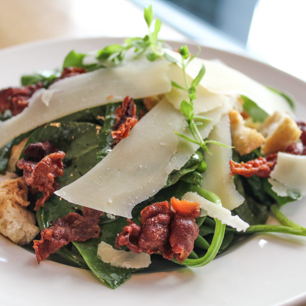 Ensalada de espinacas, bacon, parmesano y picatostes con aliño de miel y mostaza antigua