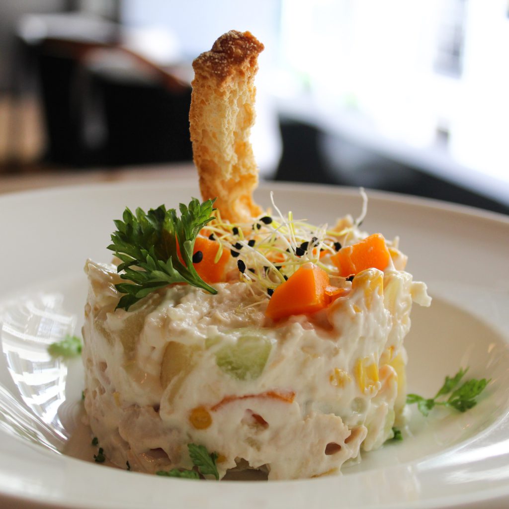 Ensaladilla rusa de pepino, patata, maíz, pollo, zanahoria y cebolleta