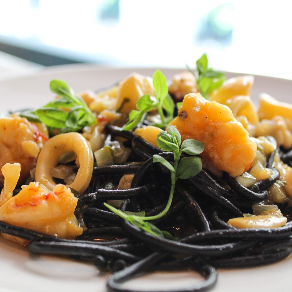 Espaguetis negros de sepia con salsa marinera de marisco