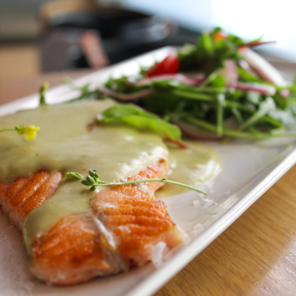 Salmón noruego con salsa de trigueros y ensalada de rúcula