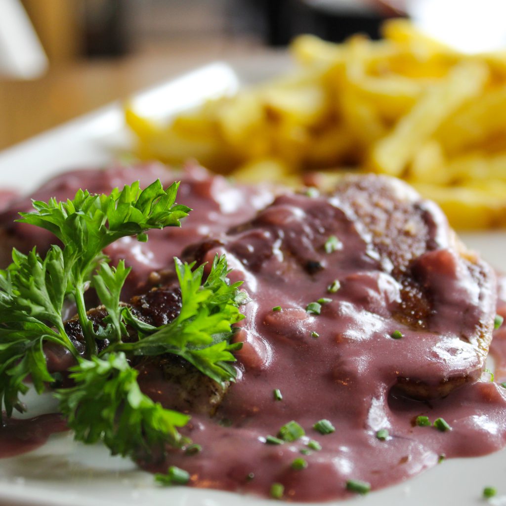 Solomillo de cerdo con salsa oporto y patatas fritas