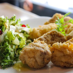 Tacos de merluza rebozada con ensalada de escarola y granada
