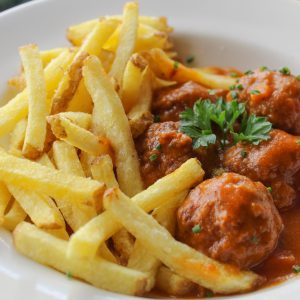 Albóndigas de ternera a la jardinera con patatas fritas