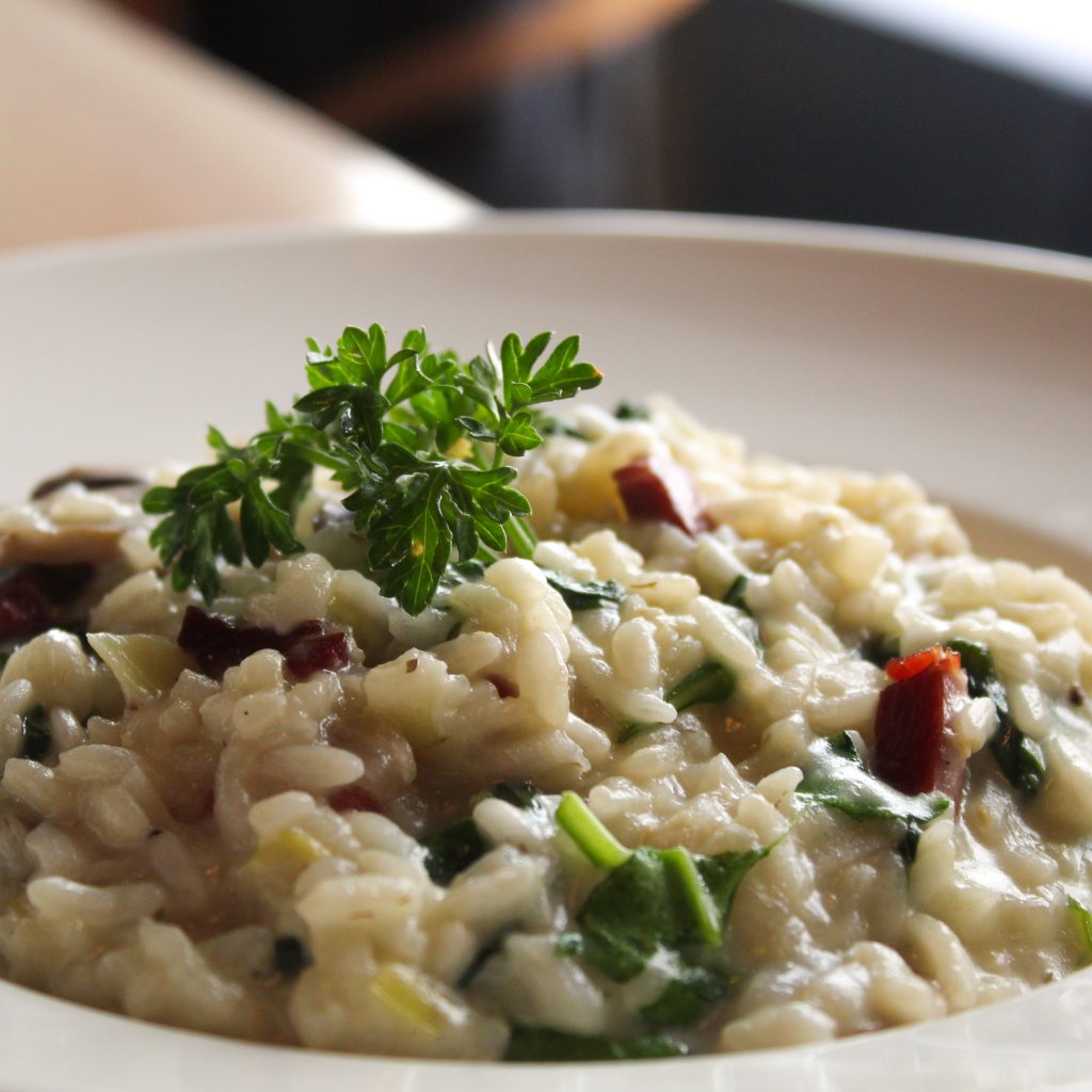 Arroz meloso con jamón ibérico, espinacas, champiñones y queso
