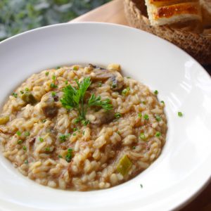 Arroz meloso de rabo de toro con champiñones y espárragos trigueros