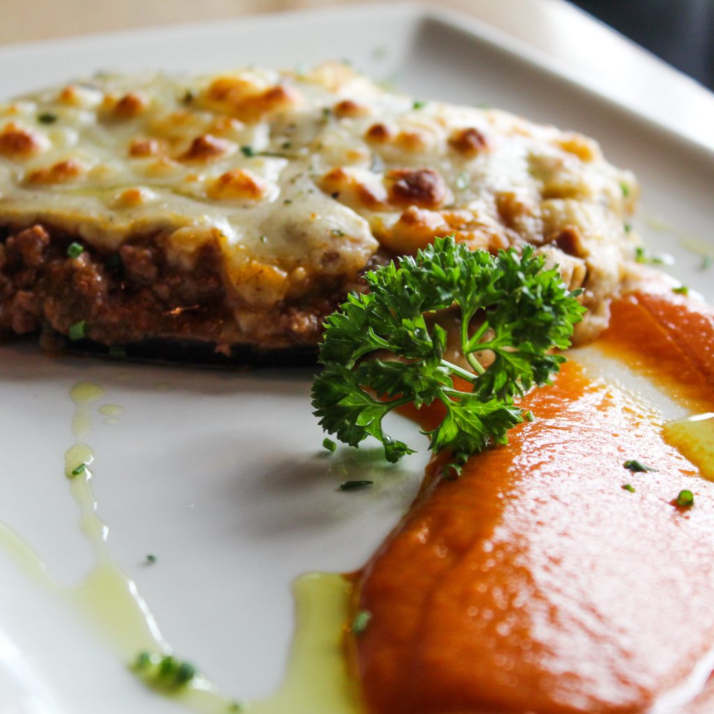Berenjena rellena gratinada con ternera y salsa de tomate casera