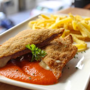 Escalope milanesa de cecina y queso, tomate casero y patata fritas
