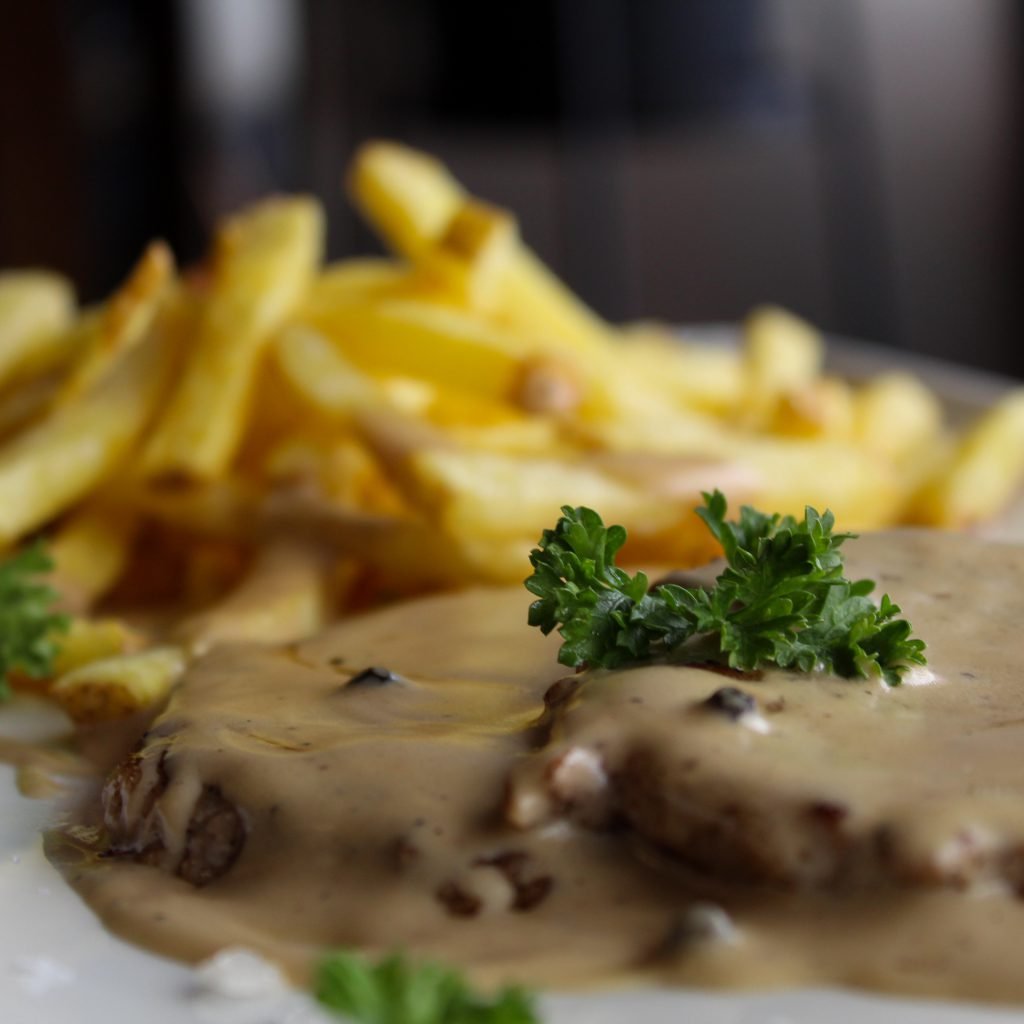 Escalopines de ternera a la pimienta con patatas fritas