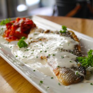 Lubina con ensalada de pimientos asados y salsa fina de ajos