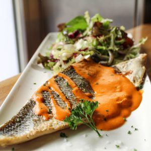 Dorada con salsa de pimientos piquillos y ensalada verde