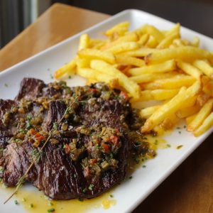 Entraña de ternera a la plancha con chimichurri casero y patatas fritas.Entraña de ternera a la plancha con chimichurri casero y patatas fritas.