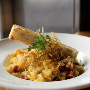 Revuelto alpujarreño con patata, chorizo, cebolleta y huevo
