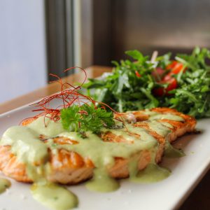Salmón con salsa de espárragos y ensalada de rúcula
