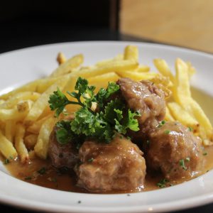 Albóndigas de ternera en salsa española con patatas fritas