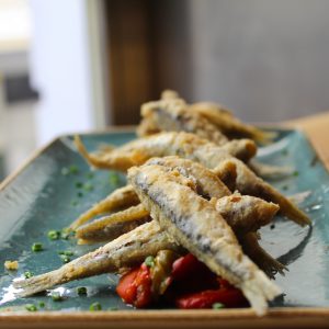 Boquerones fritos con ensalada de pimientos asados