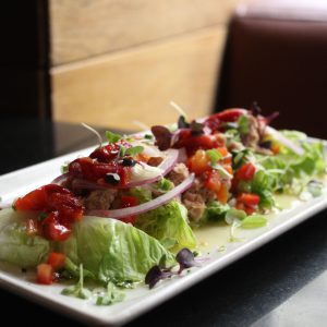 Ensalada de cogollos bonito cebolla roja y pimiento rojo asado