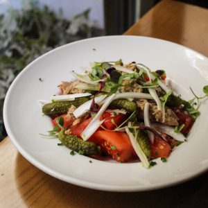 Ensalada de tomate de la huerta, cebolleta, pepinillo y bonito del norte