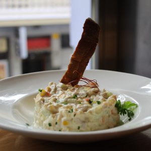 Ensaladilla rusa con pepino, patata, zanahoria, maíz y pollo asado