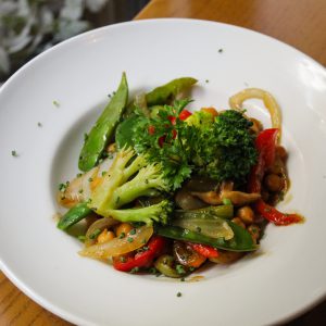 Garbanzos salteados con verduras y butifarra negra