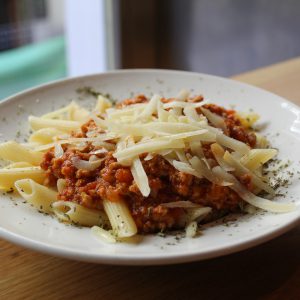 Penne rigatte con ternera a la boloñesa y salsa de tomate casera