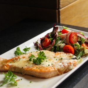 Salmón gratinado con alioli y ensalada verde