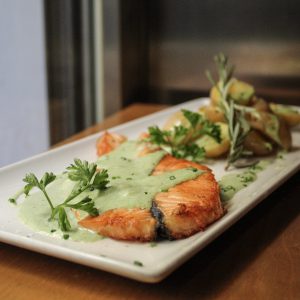 Salmón Noruego con crema de espinacas y patatitas asadas