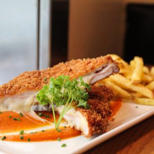 San Jacobo relleno de jamón y queso emmental con patatas fritas