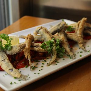 Boquerones fritos con Piquillos de Puente de la Reina confitados