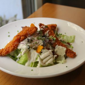 Ensalada César con pollo crujiente, picatostes y parmesano
