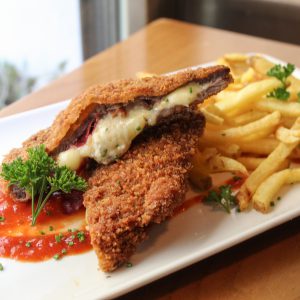 Escalope milanesa relleno de Emmental y jamón ibérico con patata fritas