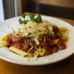 Penne rigatte con salsa boloñesa casera de carne gallega
