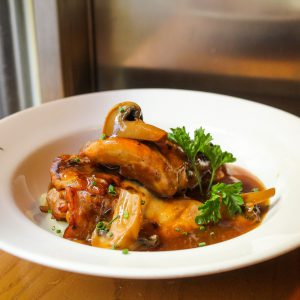Pollo a baja temperatura con puré de patata y salsa de champiñones