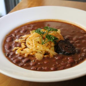 Alubias de Tolosa con morcilla y repollo salteado