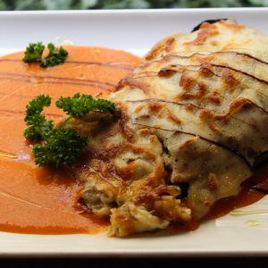 Berenjenas gratinadas rellenas de ternera con salsa de tomate casera