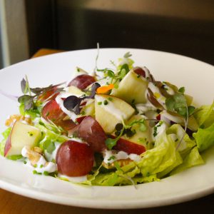 Ensalada Waldorf con lechuga, manzana, apio, nueces y aliño de yogur