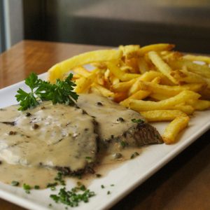 Escalopines de ternera con salsa a la pimienta y patatas fritas