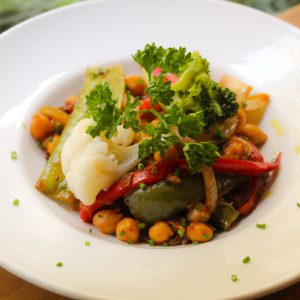 Garbanzos salteados con verduras y morcilla