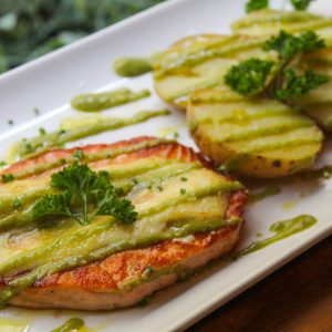 Salmón gratinado con alioli acompañado de patatas con mojo verde