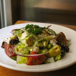 Ensalada campera con patata, tomate, queso de Cabra y aliño de albahaca