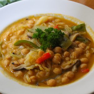 Potaje de garbanzos estofados con verduras de temporada