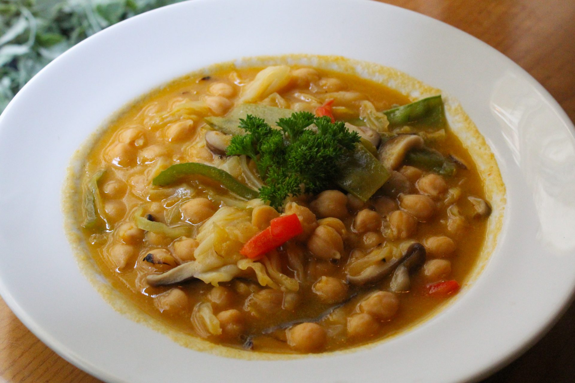 Potaje de garbanzos estofados con verduras de temporada Potaje de garbanzos estofados con verduras de temporada