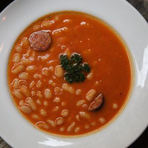 Alubias blancas ‘plancheta’ con chorizo y verduras