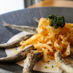 Boquerones fritos con ensalada de col aliñada con ajo y pimentón